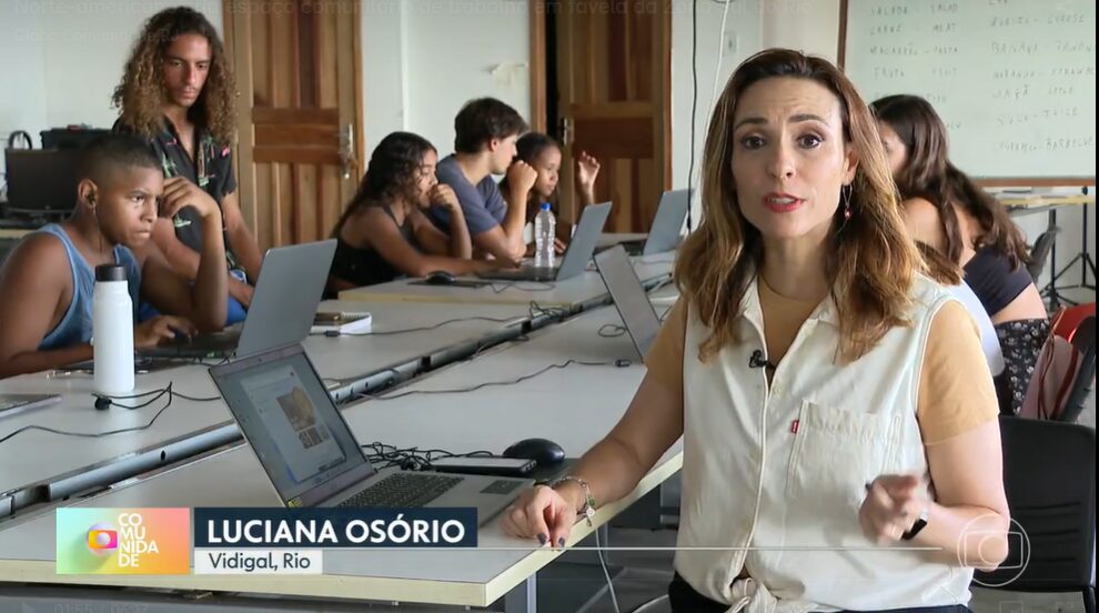 Repórter Luciana Osório dentro do Brota com jovens em aula