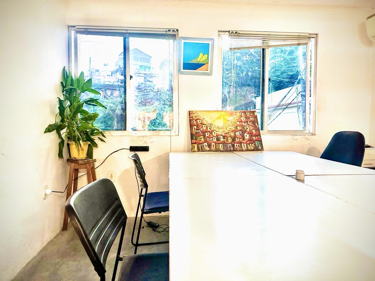 Sala de Reunião do Brota: mesa ampla, cadeiras e luz natural